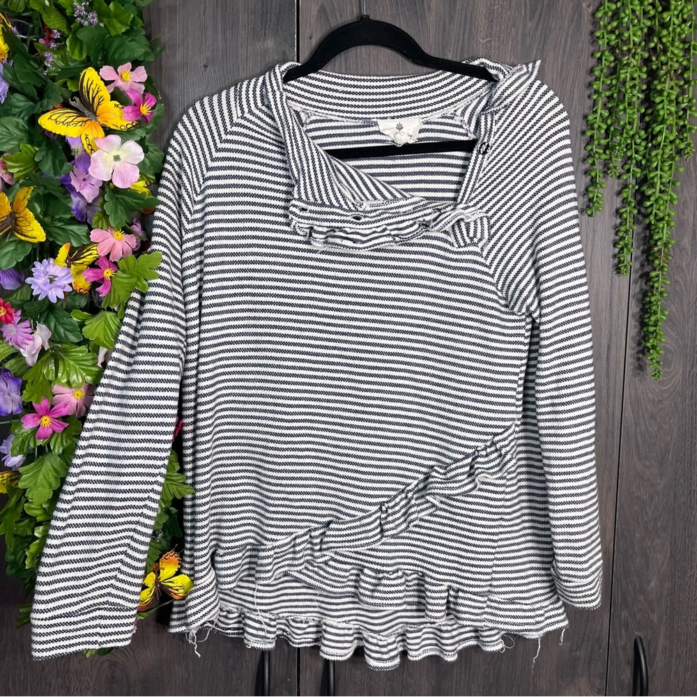 ~💙2/$40💙Betseys Boutique Shop Stripped Distressed Tiered Sweater Size Small
